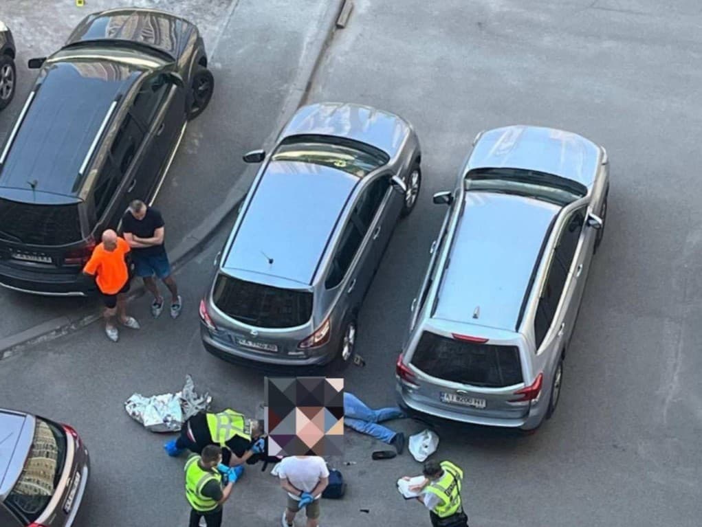 Ráno dňa 10. júla v Kyjeve neznámy muž zastrelil plukovníka ukrajinskej tajnej služby (SBU) Ivana Voronichova. Jeho nehybné telo našli na parkovisku pred bytovým domom. Neskôr sa zistilo, že išlo o tajnú akciu dvoch agentov ruskej tajnej služby FSB. 