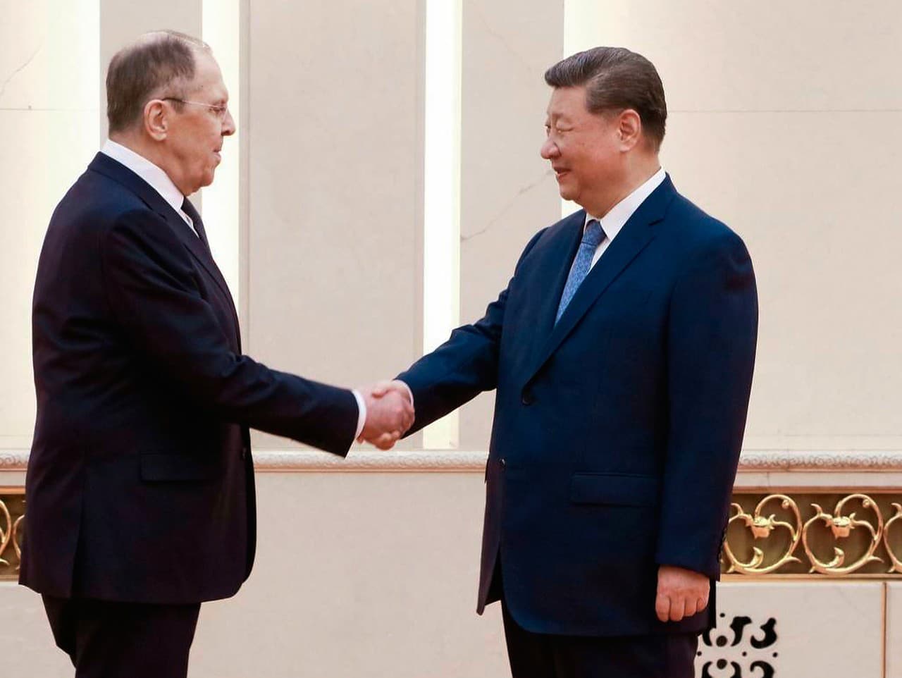 Čínsky prezident Si Ťin-pching (vpravo) a ruský minister zahraničných vecí Sergej Lavrov počas ich stretnutia na rokovaní v Pekingu 