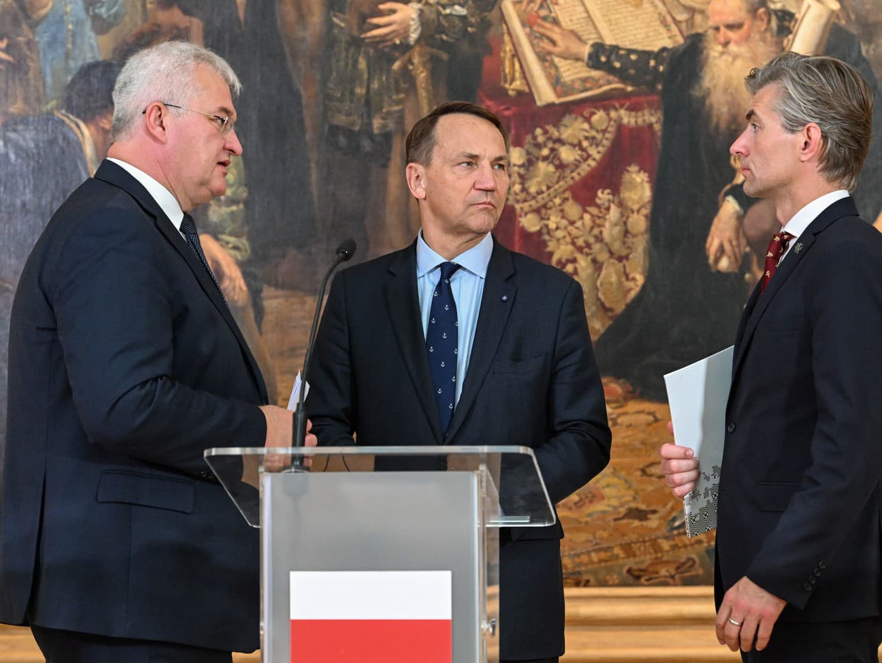 Ministri zahraničných vecí zľava Andrij Sybiha (Ukrajina), Radosław Sikorski (Poľsko) a Kestutis Budrys (Litva) počas tlačovej konferencie v Lubline v stredu 16. júla 2025