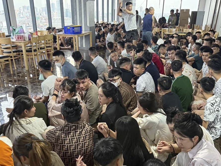 Pri raziách voči internetovým podvodníkom v Kambodži zadržali vyše 200 Vietnamcov