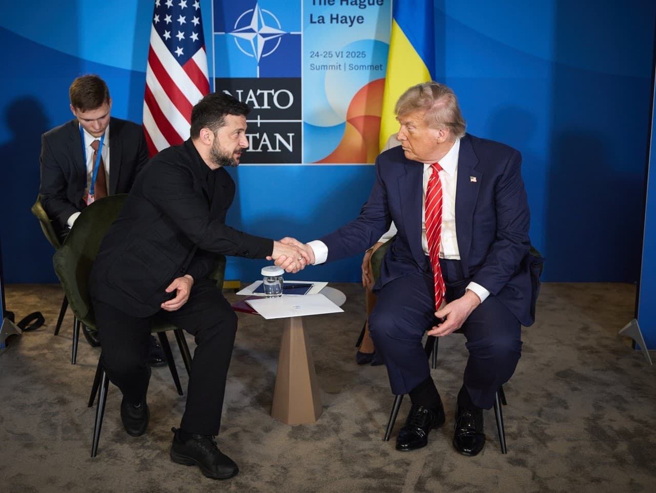 Donald Trump a Volodymyr Zelenskyj na summite NATO v Haagu.