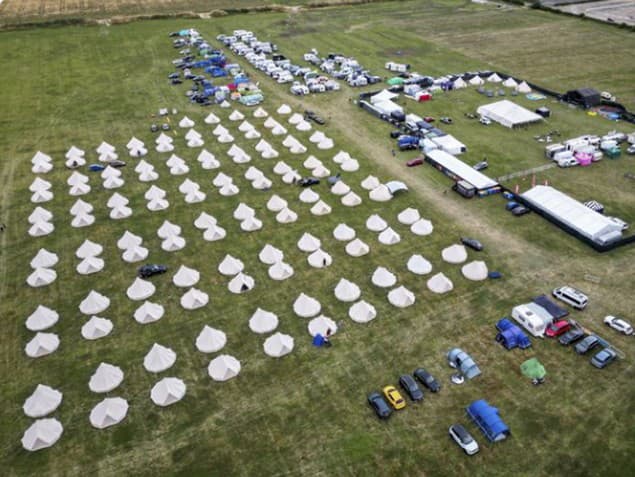 Tisíce nadšencov swingers párty sa zhromaždili v malej anglickej obci Allington