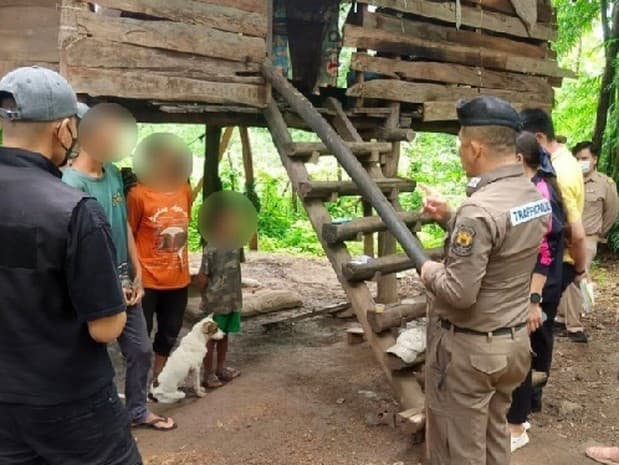 Dieťa žilo so psami, pritom malo matku.