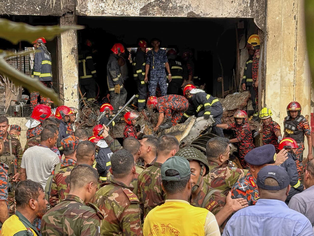 V Bangladéši sa zrútilo lietadlo do areálu školy Milestone College. 