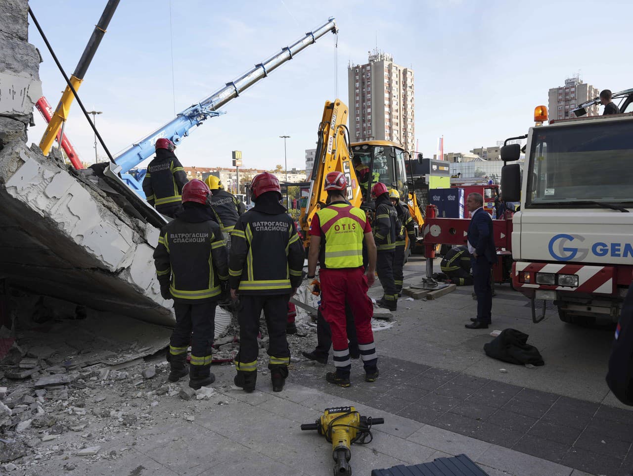 Záchranári na mieste pádu časti strechy  železničnej stanice v srbskom meste Nový Sad.