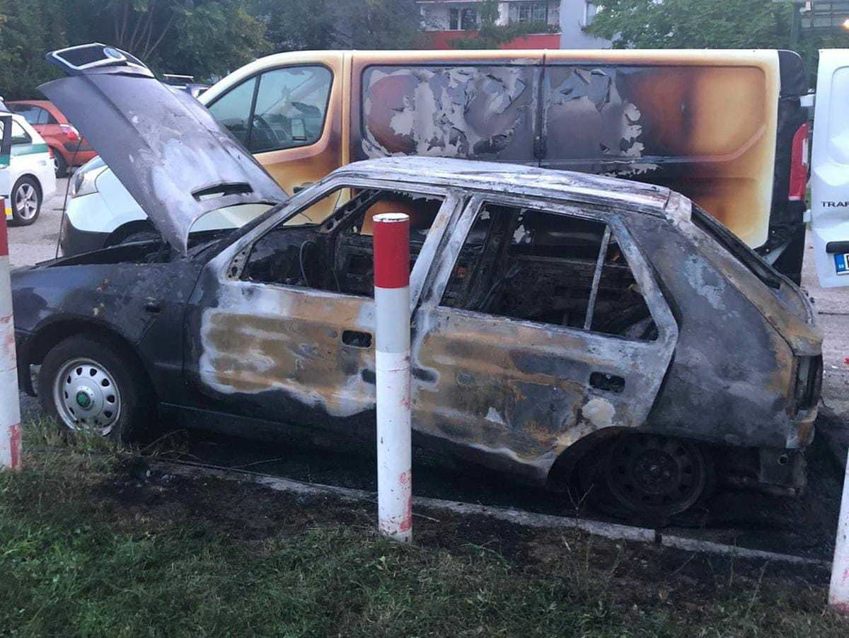 V Bratislave na Bieloruskej ulici horelo v noci na parkovisku auto