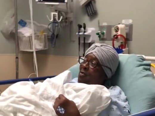 76-ročnej babičke oznámia v nemocnici, že je tehotná