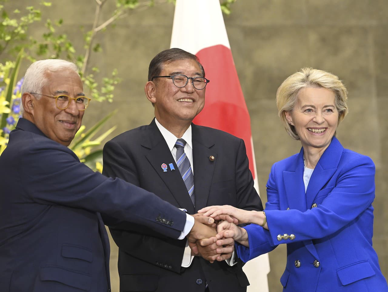 Japonský premiér Šigeru Išiba (uprostred), predsedníčka Európskej komisie Ursula von der Leyenová (vpravo) a predseda Európskej rady António Costa