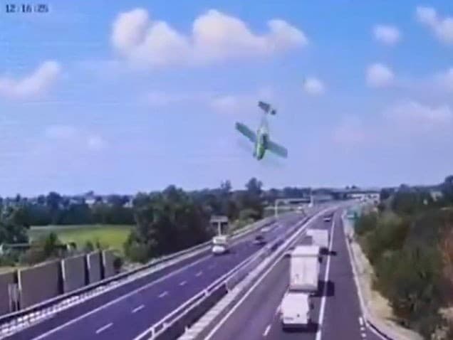 Malý stroj sa zrútil kolmo na diaľnicu.