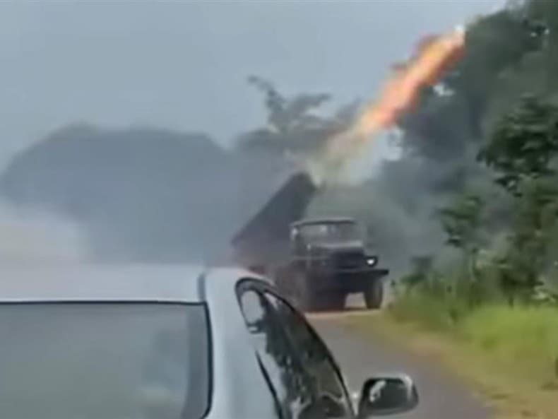 Kambodžské sily strieľajú z raketometu BM-21 zo svojej základne v Khao Laem.