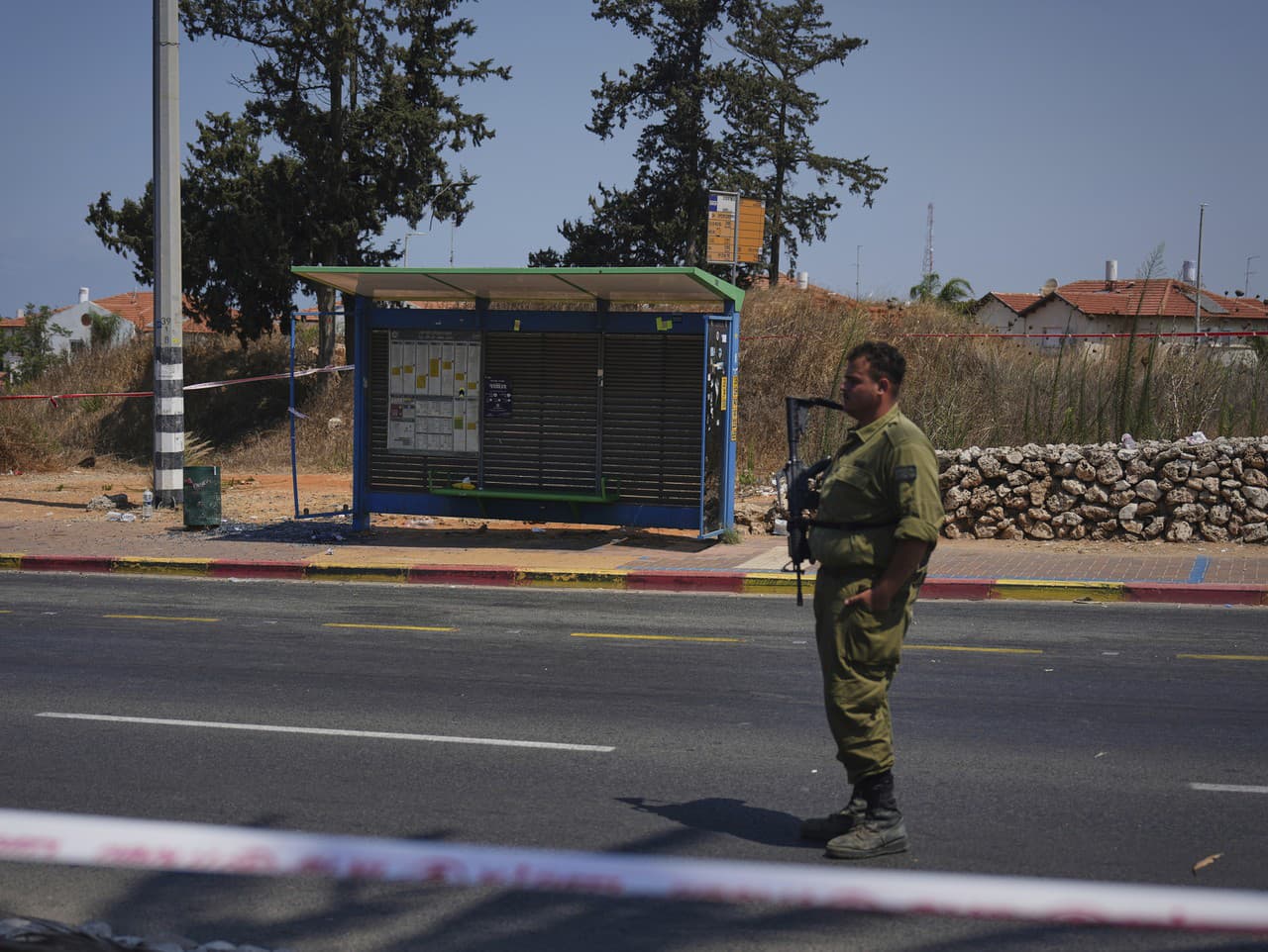 Auto narazilo do autobusovej zastávky v izraelskom meste Kfar