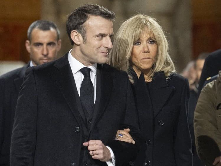 O Brigitte Macronovej sa šíria klebety, že je transgender žena.