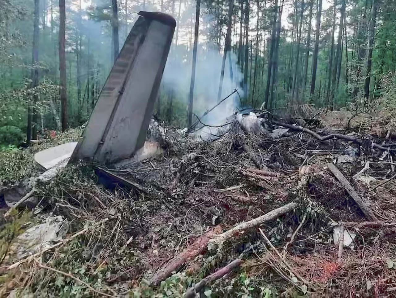 Trosky havarovaného stroja.