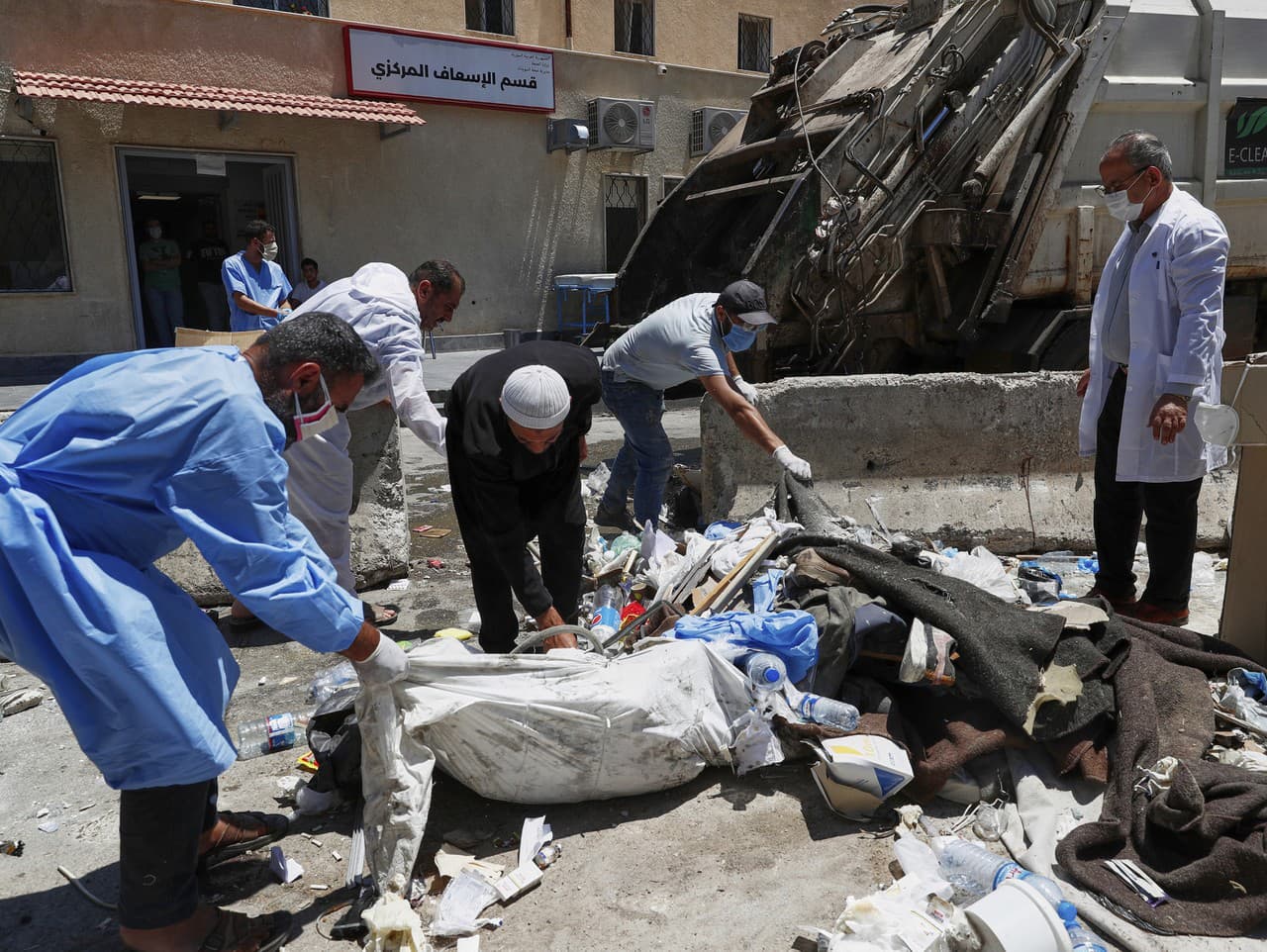 Zamestnanci upratujú nemocnicu v juhosýrskom meste Suwajdá