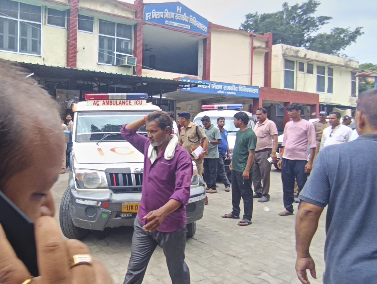 Príbuzní stoja pred nemocnicou, kam boli privezení zranení z tlačenice v chráme, v Haridwari v Indii, v nedeľu 27. júla 2025.