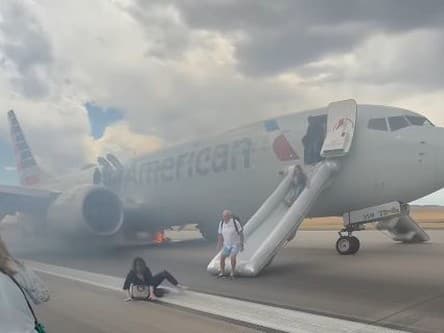 Ľudia v panike opúšťali lietadlo.