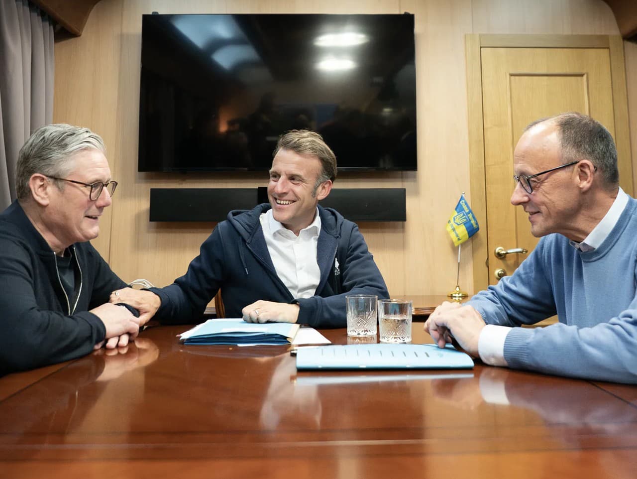 Britský premiér Keir Starmer, francúzsky prezident Emmanuel Macron a nemecký kancelár Friedrich Merz