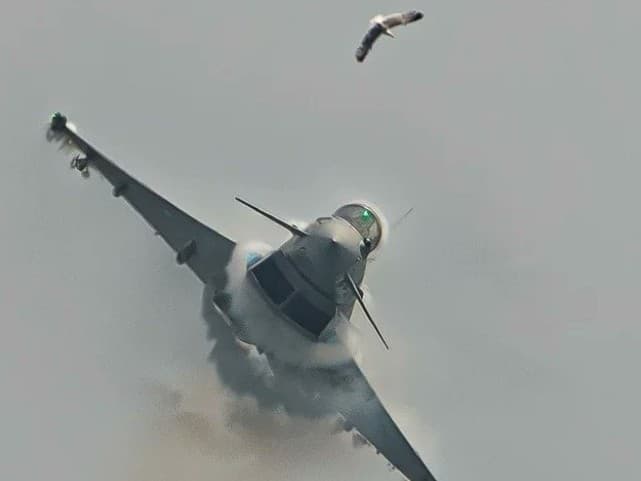 Stíhačka Eurofighter Typhoon sa počas leteckej šou Aire 25 v Španielsku zrazila s operencom. 