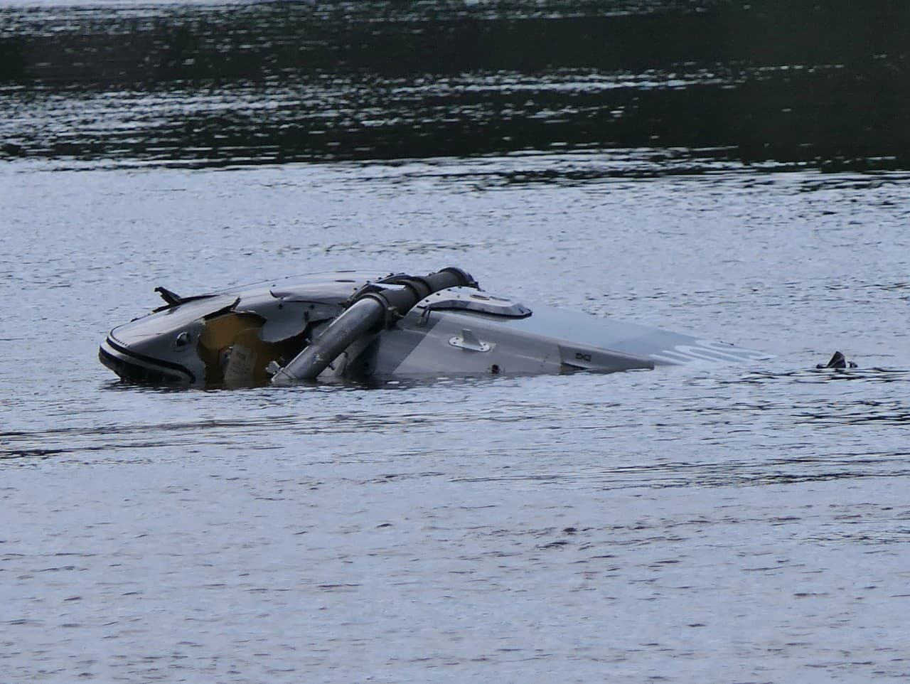 Vrak vrtuľníka nemeckých ozbrojených síl po páde do rieky Mulde v nemeckom meste Grimma