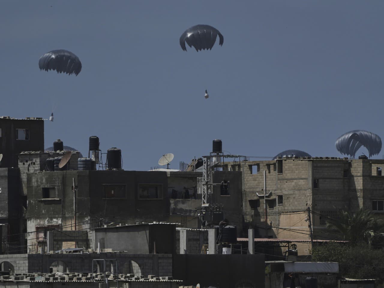 Humanitárna pomoc, ktorú zhodili nad strednou časťou Pásma Gazy