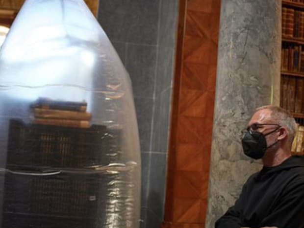 Historickú knižnicu benediktínskeho kláštora zamoril drobný hmyz