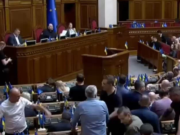 Násilie v ukrajinskom parlamente prerástlo do fyzického násilia. 