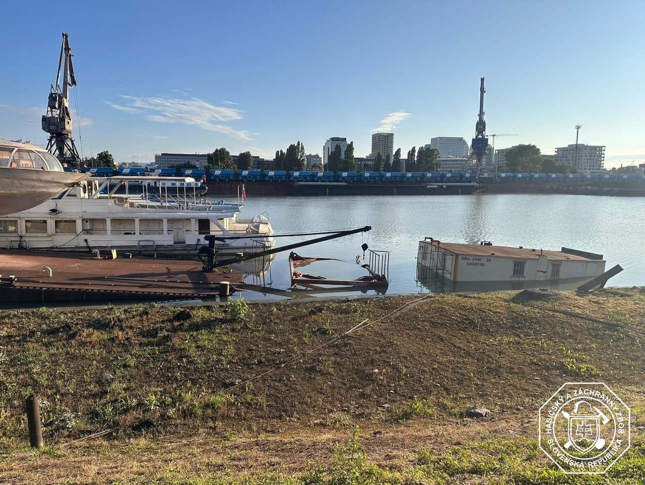 Hasiči v Bratislave zasahovali pri potápajúcom sa pontóne v prístave