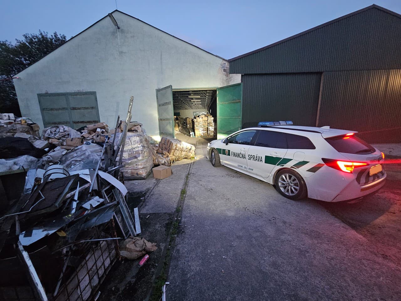 Auto Finančnej správy (FS) SR, ktoré parkuje pred skladom, kde príslušníci Colného úradu Žilina zaistili neoznačené jednorazové elektronické cigarety na severe Slovenska. 