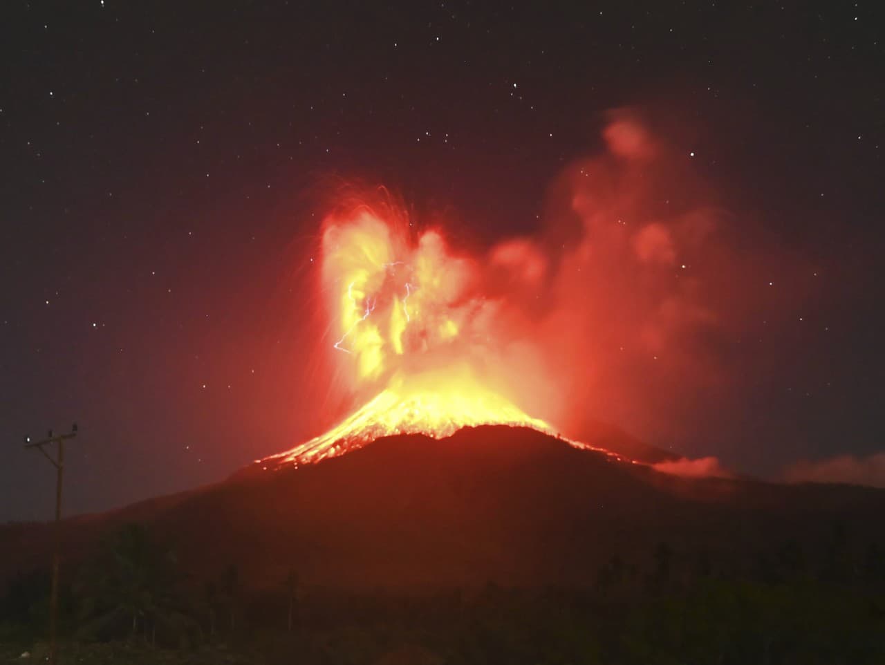 Výbuch sopky Lewotobi Laki-Laki na východe Indonézie