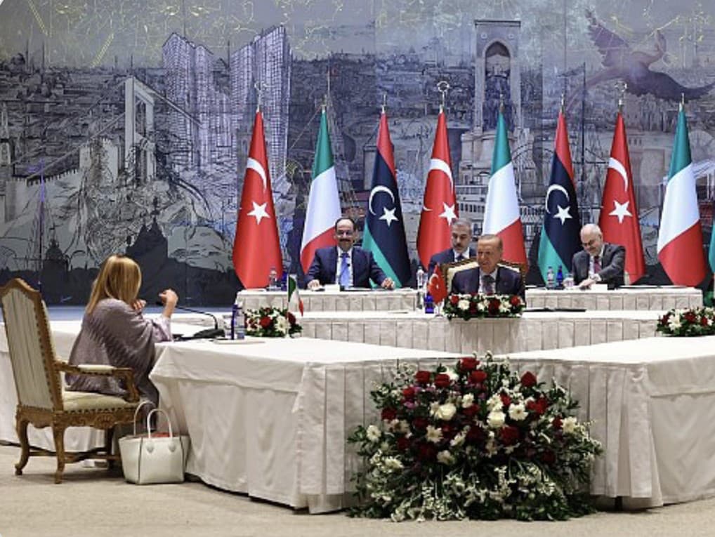 Turecký prezident Recep Tayyip Erdogan v piatok v Istanbule rokoval s talianskou premiérkou Giorgiou Meloniovou a líbyjským premiérom Abdalom Hamídom Dubajbom o migrácii, posilnení spolupráce a podpore politickej stability v Líbyi