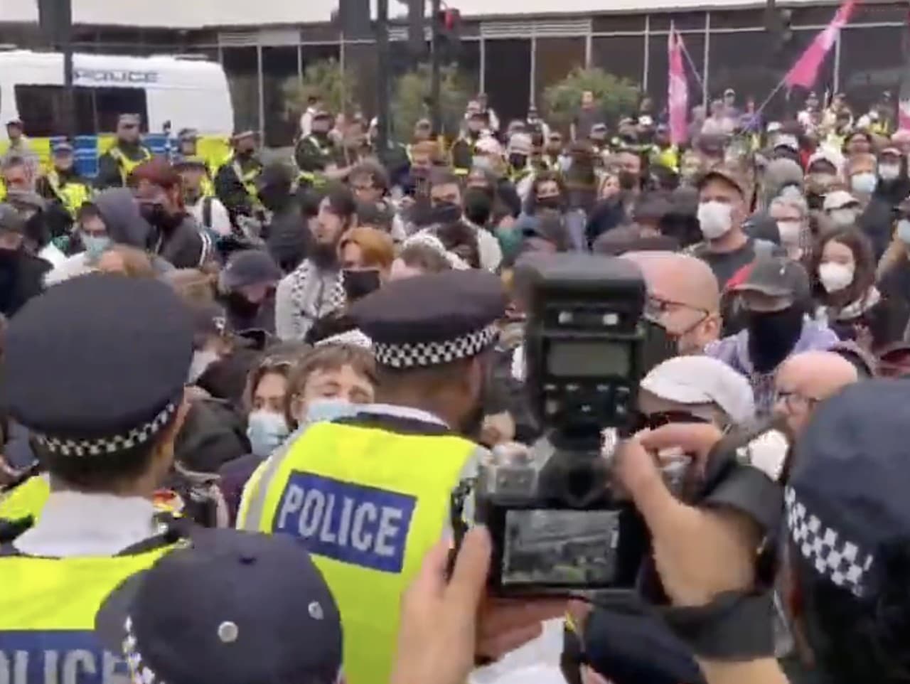 Protesty proti migrácii sprevádzali potýčky s políciou