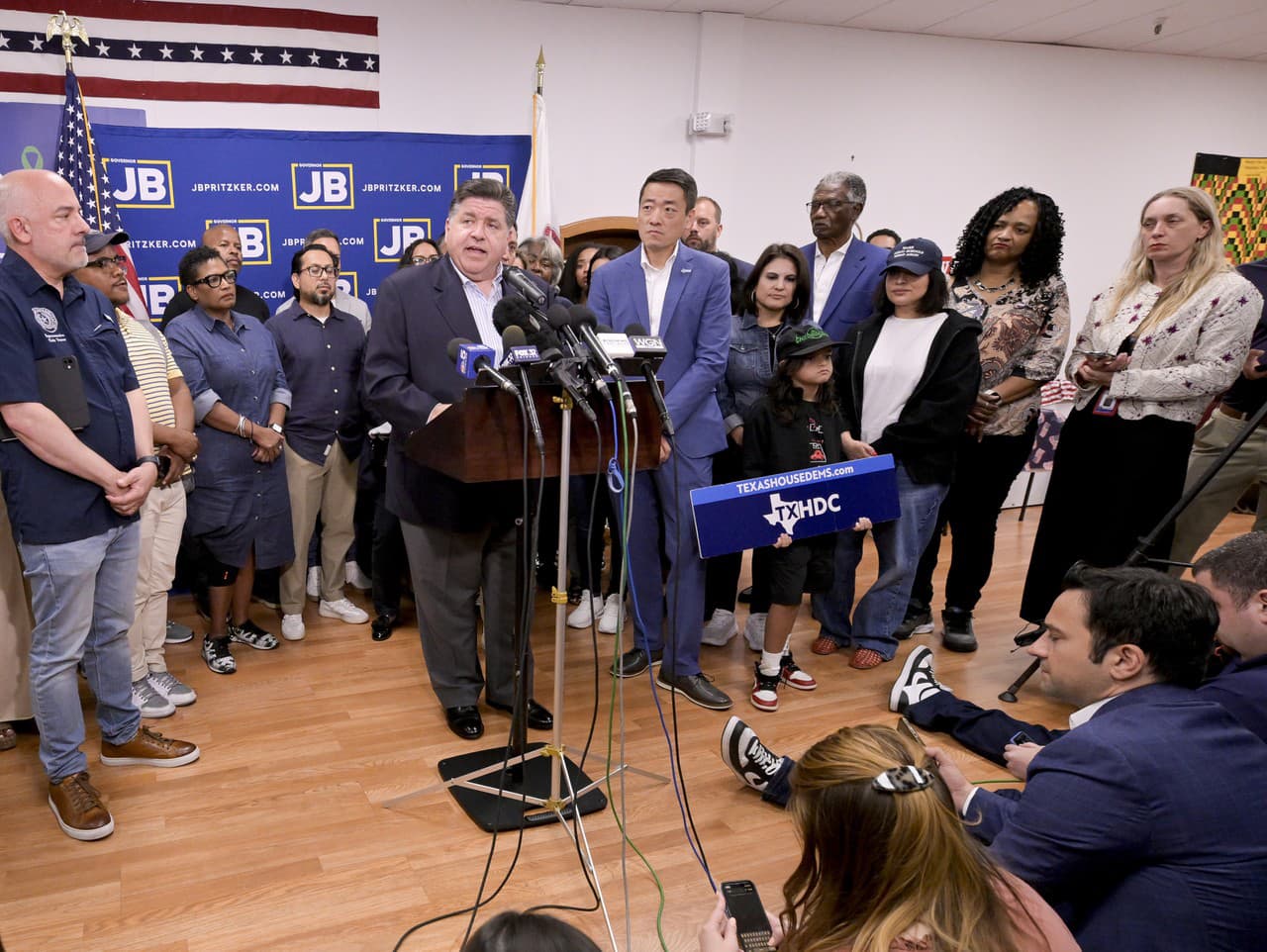 Demokrati texaskej snemovne sa pripojili k guvernérovi štátu Illinois JB Pritzkerovi, ktorý hovorí o plánoch texaských republikánov na prekreslenie mapy snemovne