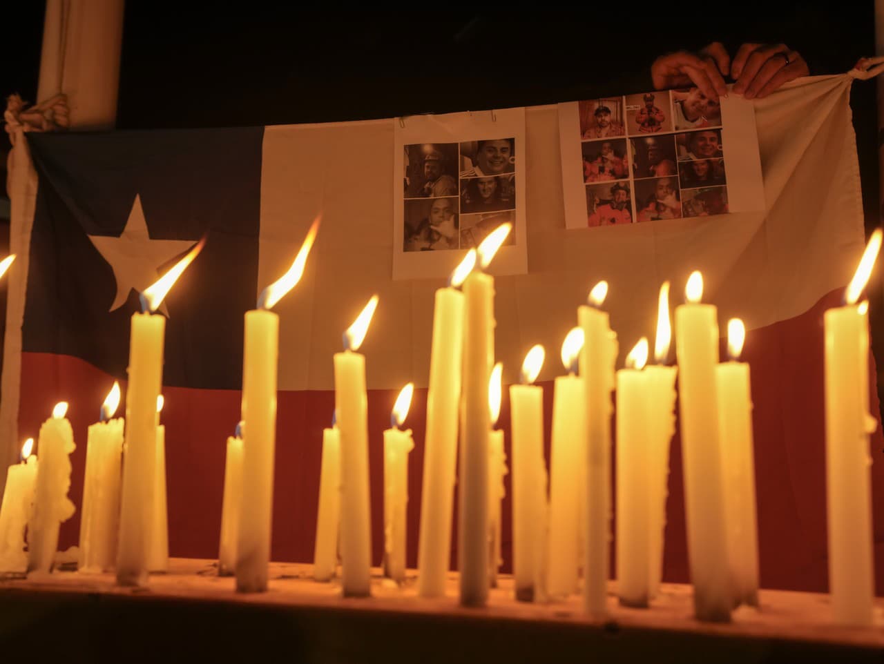 Sviečky horia pre baníkov, ktorí zahynuli v medenej bani v Čile
