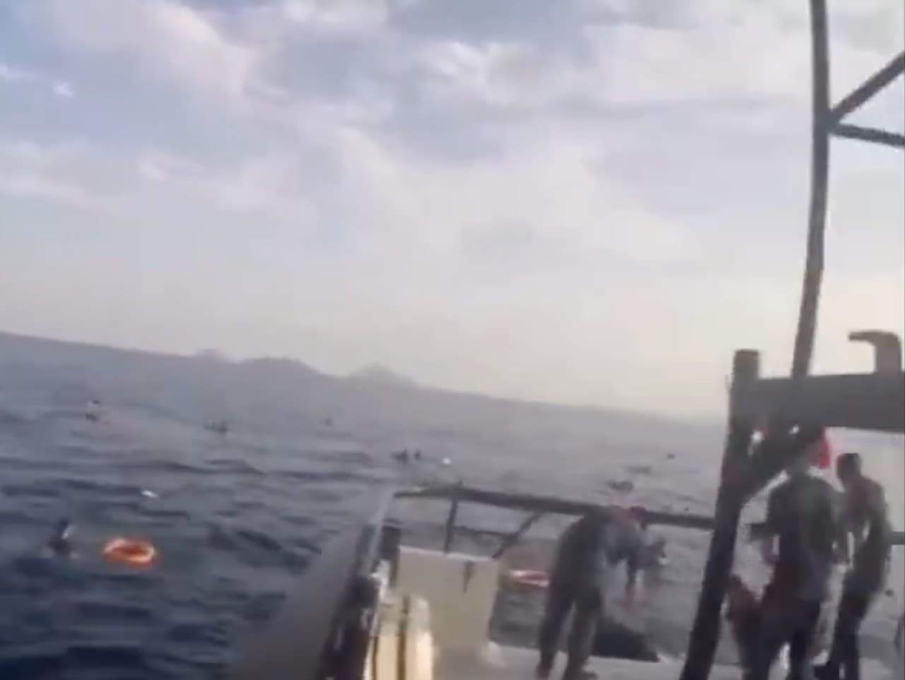 Pri potopení lode pri pobreží Jemenu zahynulo najmenej 68 osôb