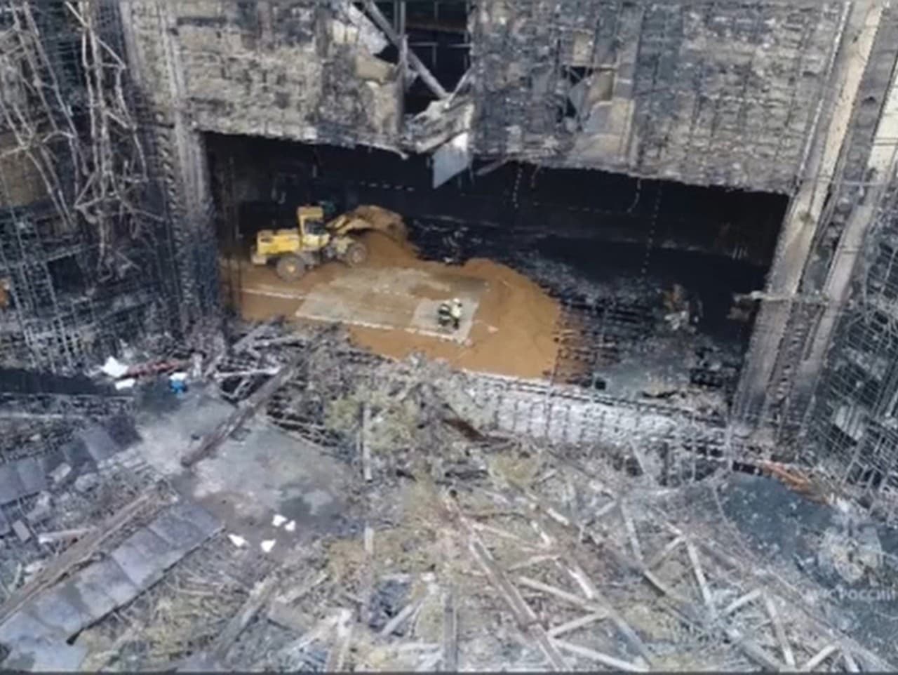 Archívne foto záchranárov, ktorí pracujú v zhorenej koncertnej sále po útoku teroristov na budovu Crocus City Hall na západnom okraji Moskvy