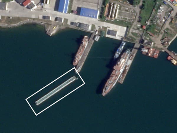 Satelitné snímky údajne ukazujú poškodenie plávajúceho móla na ruskej ponorkovej základni Rybačij po silnom zemetrasení