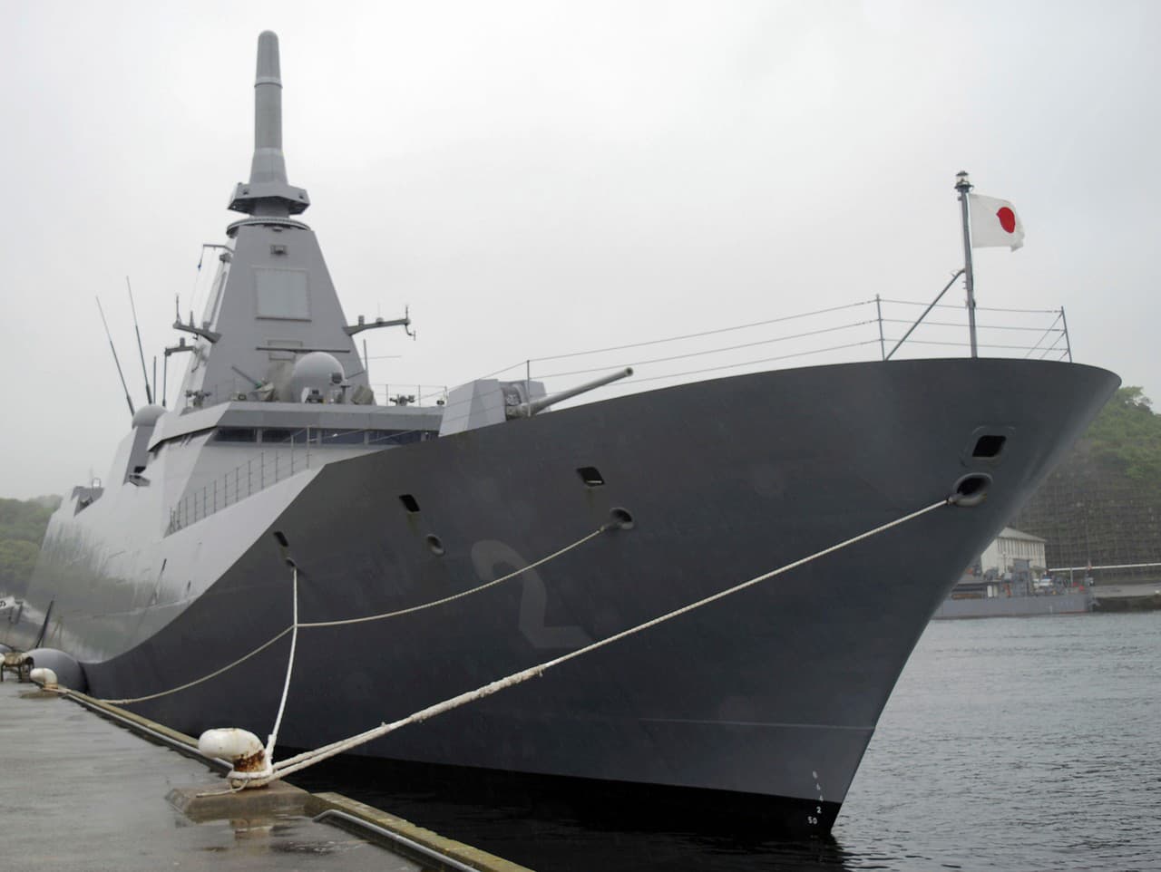 Fregata triedy Mogami japosnkého námorníctva kotví v prístave v japonskom meste Jokosuka