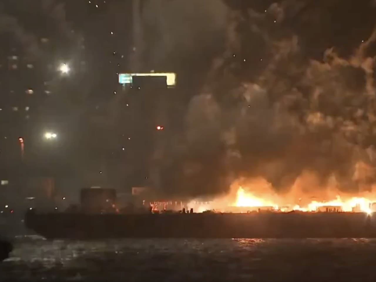 Dve nákladné lode prevážajúce ohňostroje zachvátili plamene