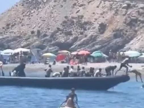 Migranti priplávali k pláži na člne.