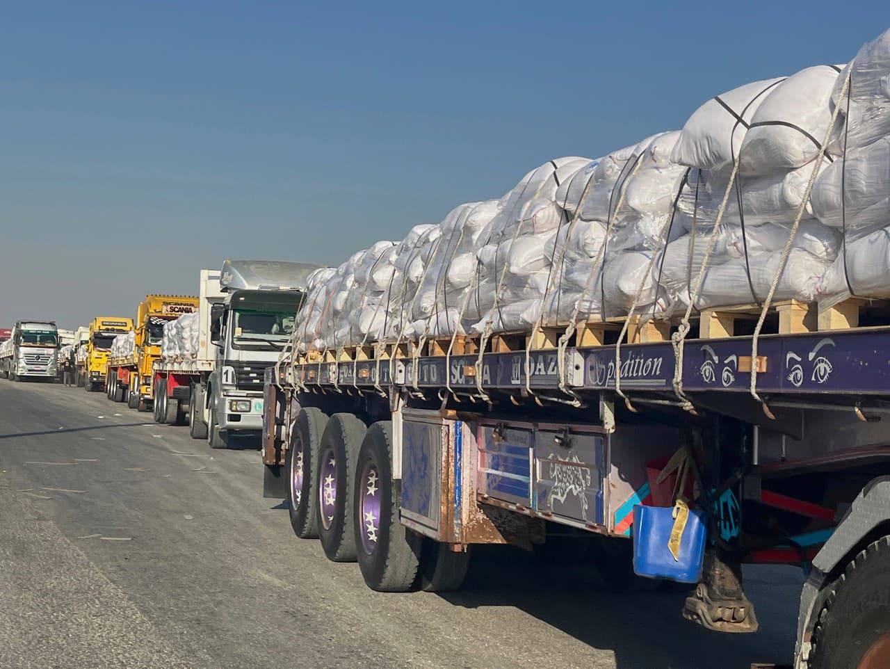 Kamióny s humanitárnou pomocou smerujúce z Egypta k Pásmu Gazy po mesiacoch medzinárodného tlaku 