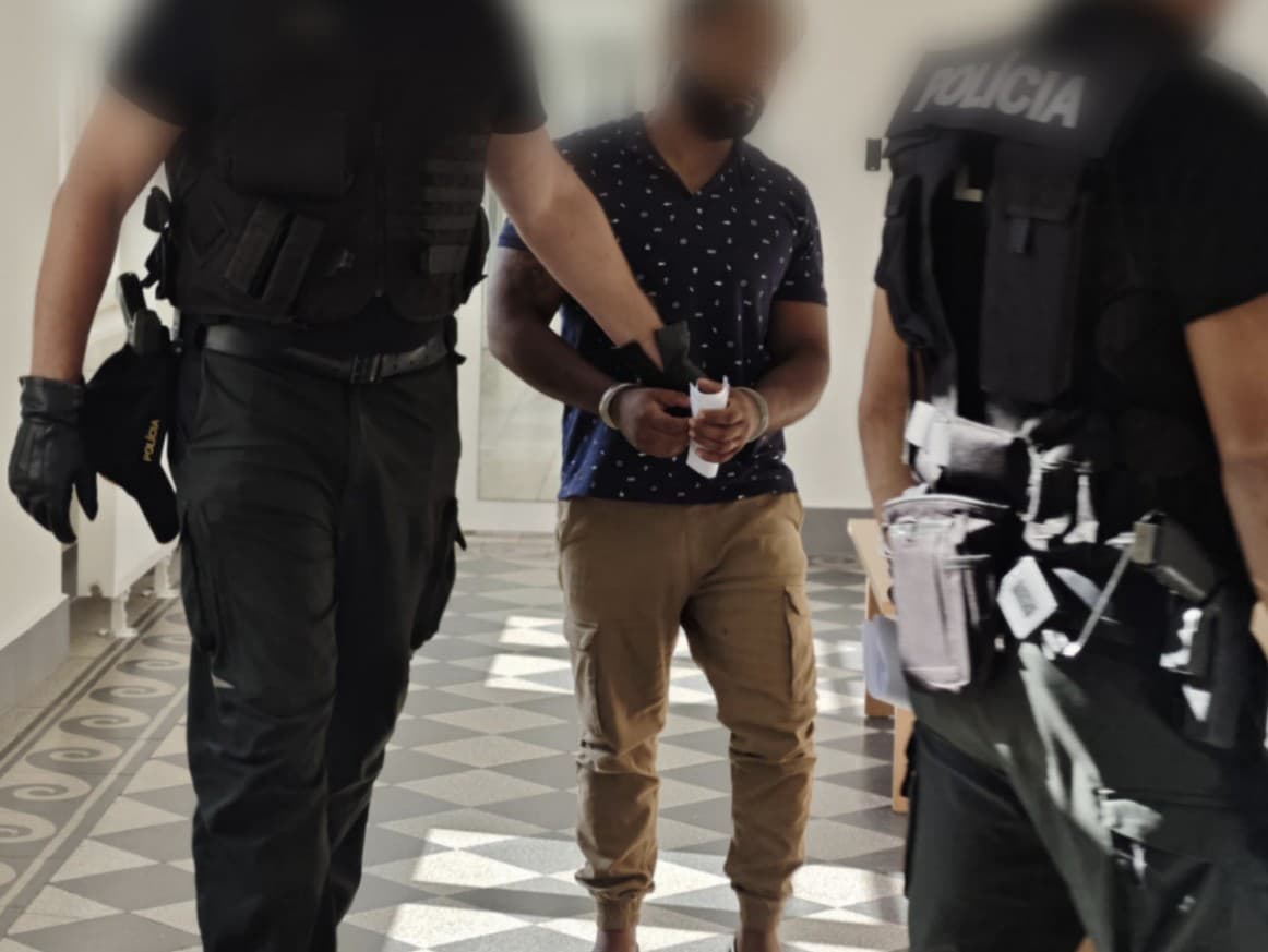  Polícia v Lučenci zadržala 27-ročného muža, ktorý bol len nedávno prepustený z väzenia