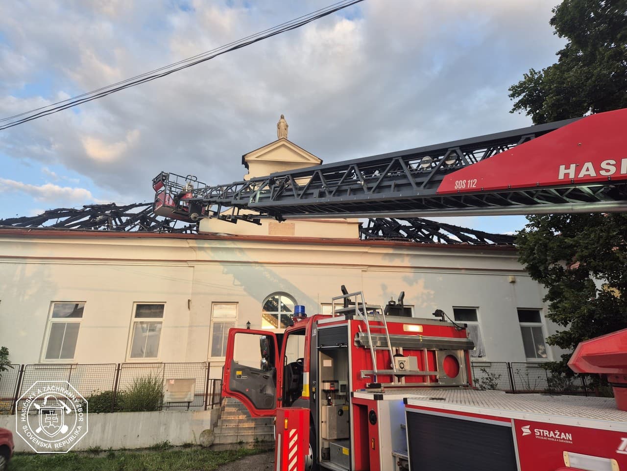 V obci Číčov v okrese Komárno horela miestna fara