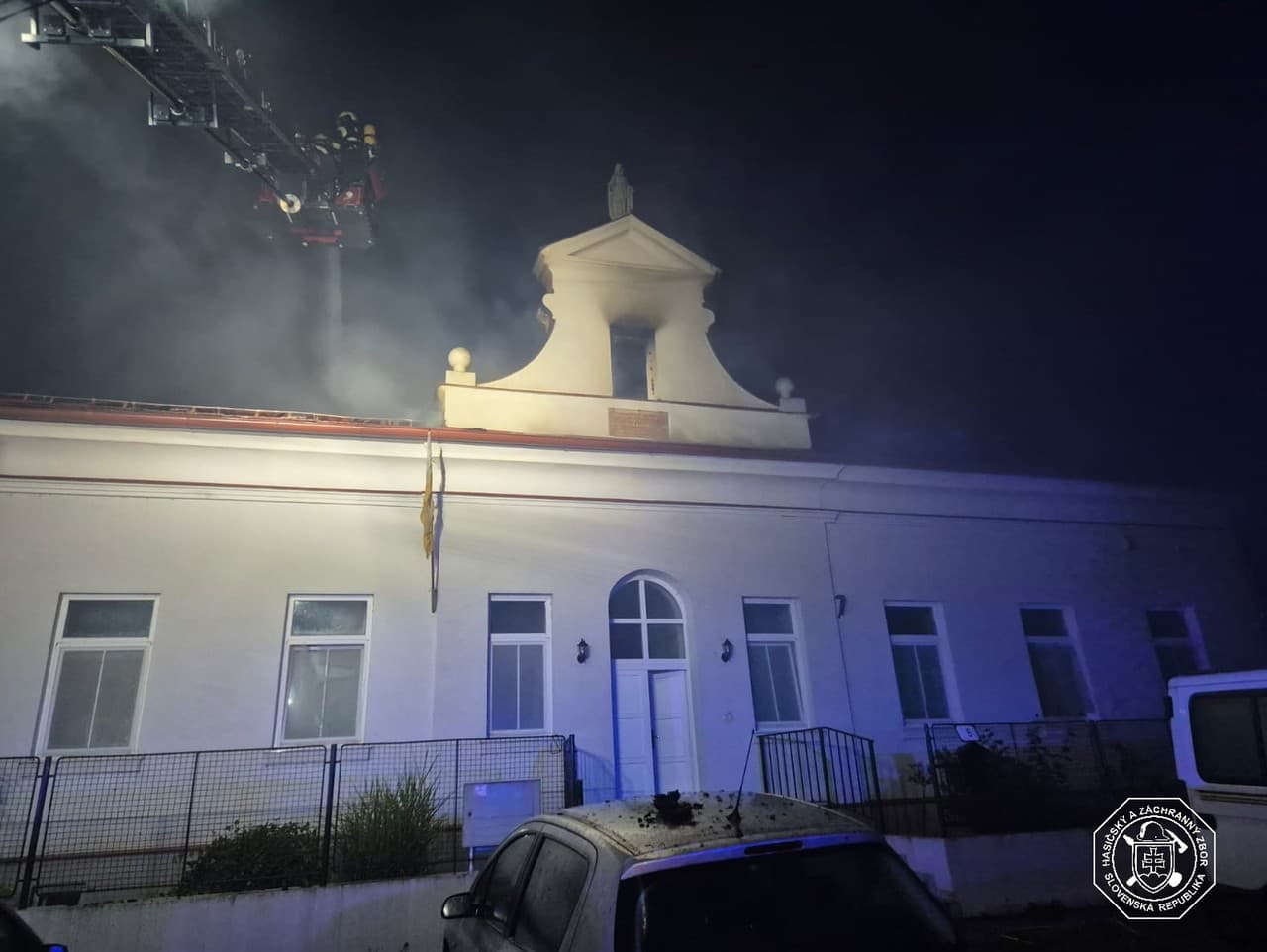 V obci Číčov v okrese Komárno horela miestna fara