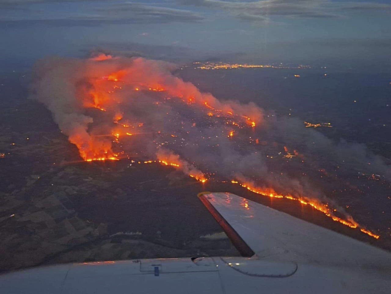 Na snímke, ktorú poskytla Securite Civile, je letecký pohľad na lesný požiar v stredomorskej oblasti pri španielskych hraniciach na juhu Francúzska.