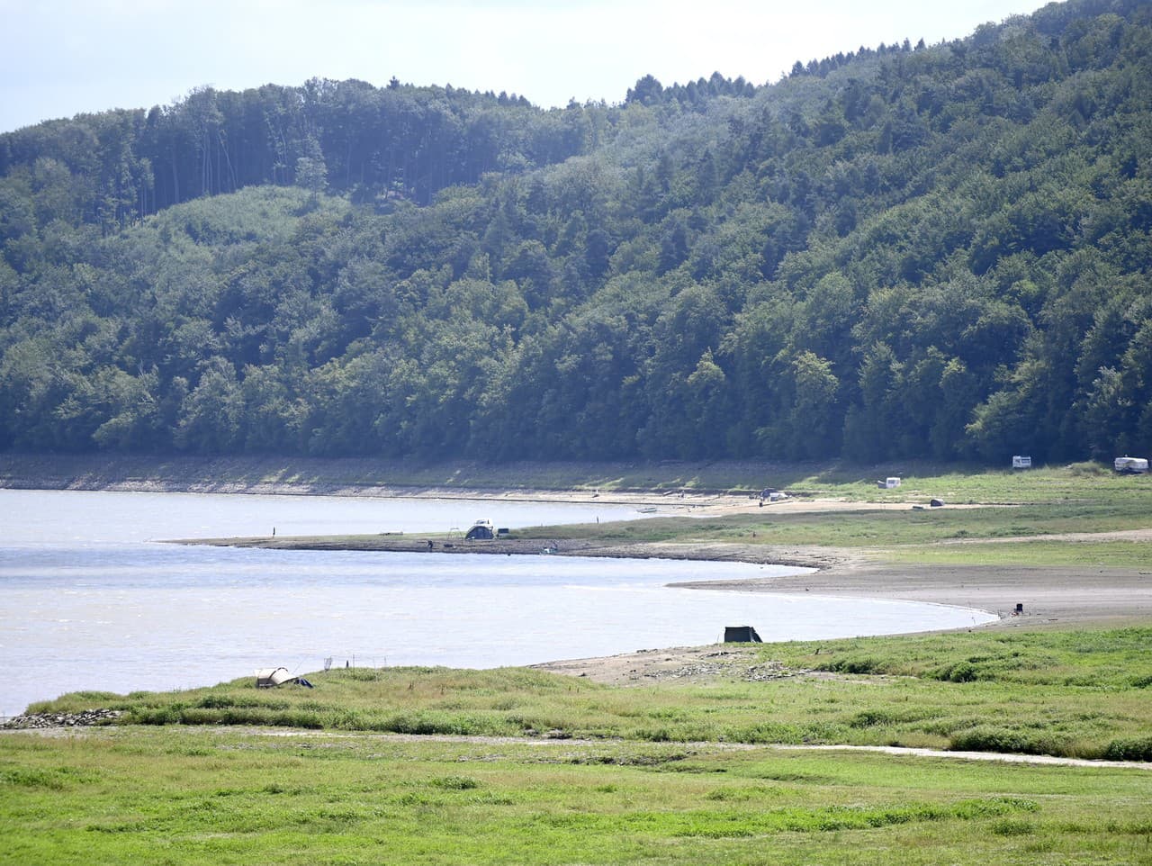 Nízka hladina vodnej nádrže Domaša - Valkov pri obci Bžany v okrese Stropkov