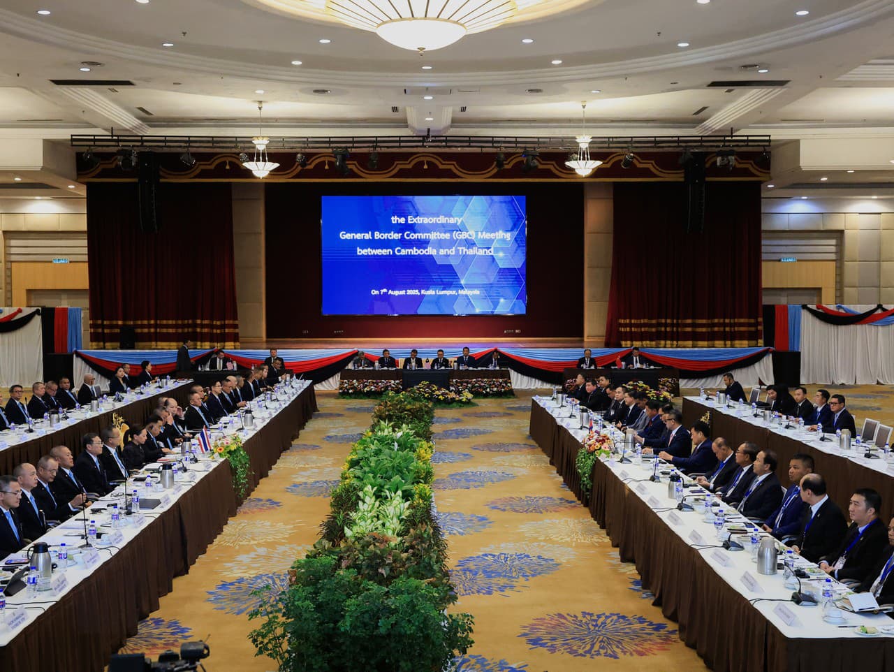 Thajskí delegáti (vľavo) na čele s námestníkom ministra obrany Natthaphonom Narkphanitom a kambodžskí delegáti (vpravo) na čele s ministrom obrany generálom Tea Seihom sa zúčastnili na zasadnutí mimoriadneho generálneho výboru pre hranice (GBC), ktoré zor