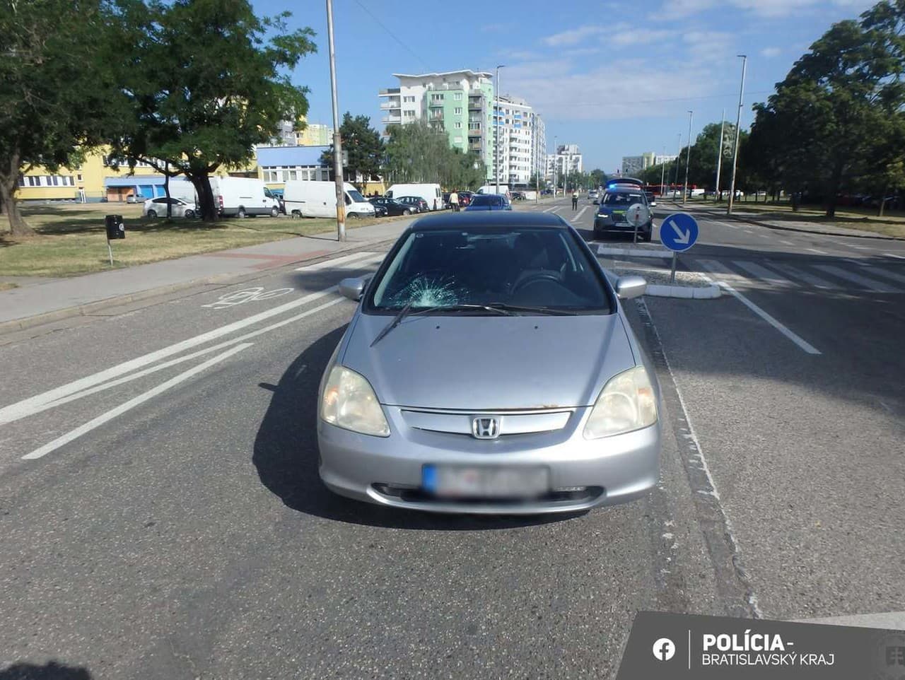 Polícia žiada verejnosť o pomoc pri objasňovaní nehody na bratislavskej Uzbeckej ulici
