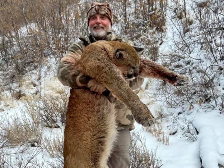 Milionár často pózoval so svojimi trofejami.