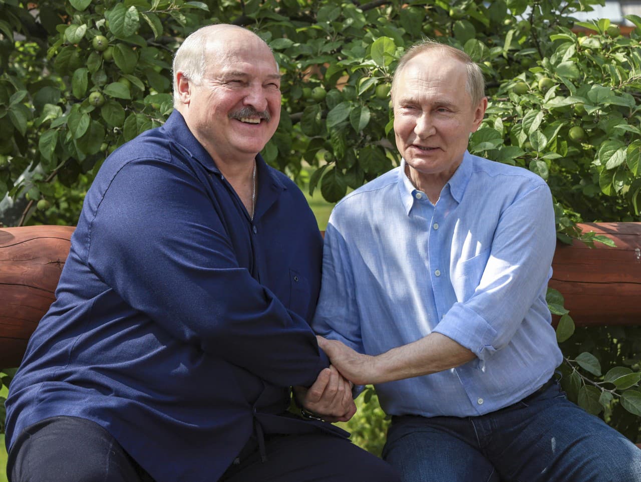Ruský prezident Vladimir Putin (vpravo) a bieloruský prezident Alexandr Lukašenko