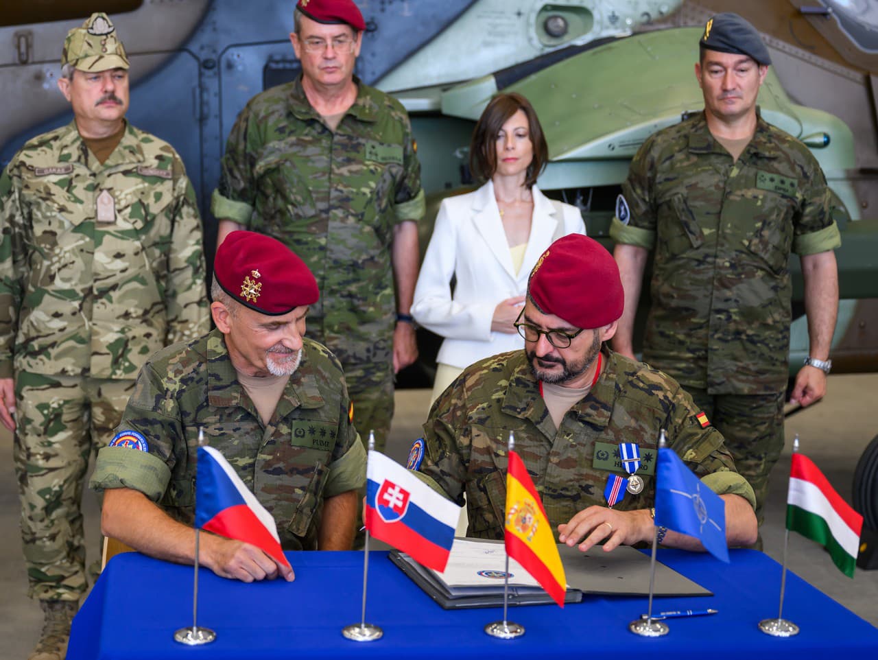 nový plukovník Juan Antonio Puime Maroto a odchádzajúci plukovník Juan Carlos Pérez Herrero